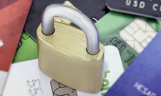 ПриватБанк блокирует деньги за долги по коммуналке: как не остаться без доступа к картам