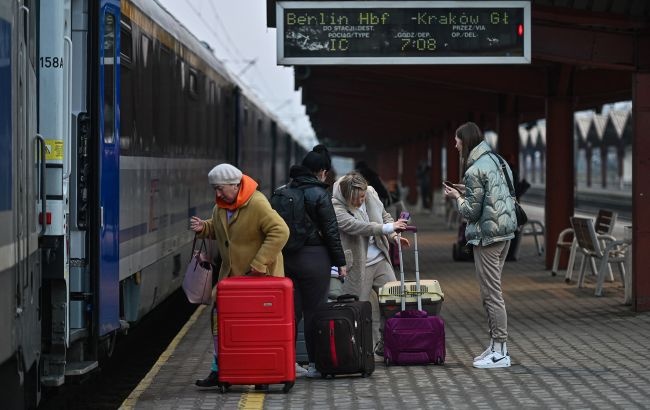 Українці продовжують активно виїжджати за кордон: у яких країнах стає більше біженців