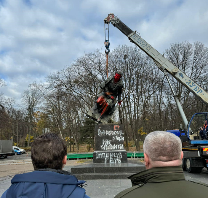 У Києві демонтували пам'ятник Пушкіну