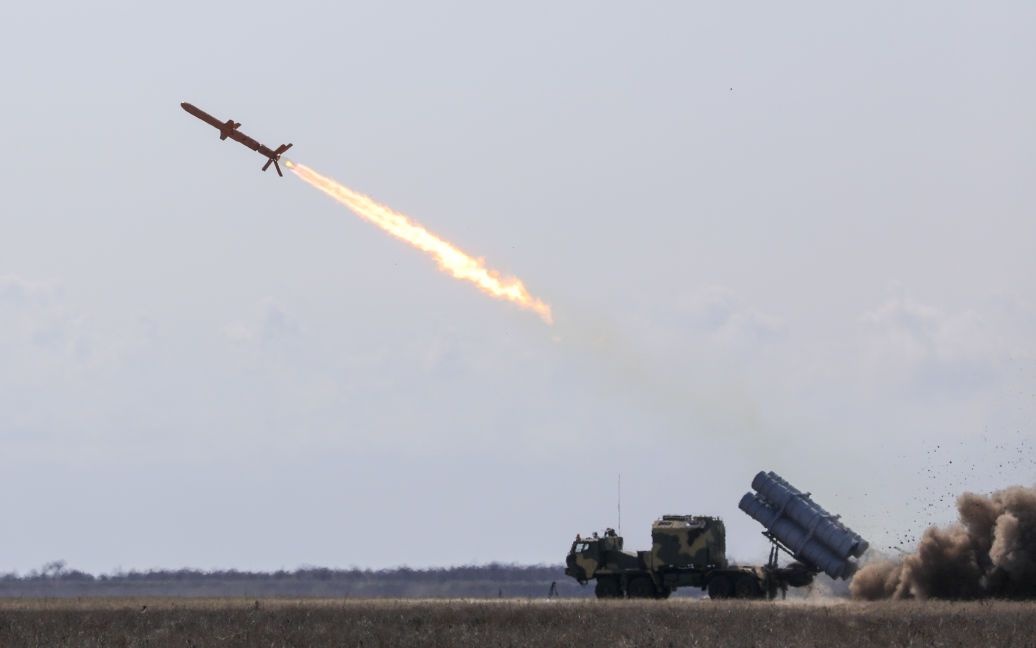 Вибухи у Севастополі: росіяни заявили про атаку ракетами "Нептун"