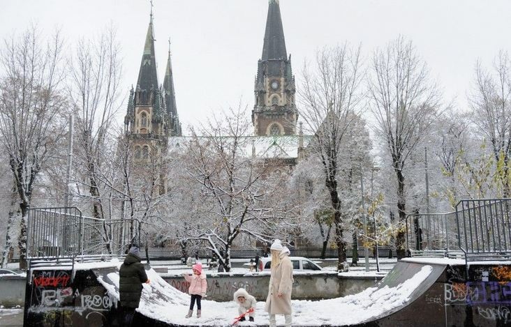Зима надвигается со стороны Львова: город и область засыпало снегом