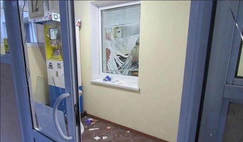 В Киеве рецидивист кирпичом атаковал админздание и ранил охранника