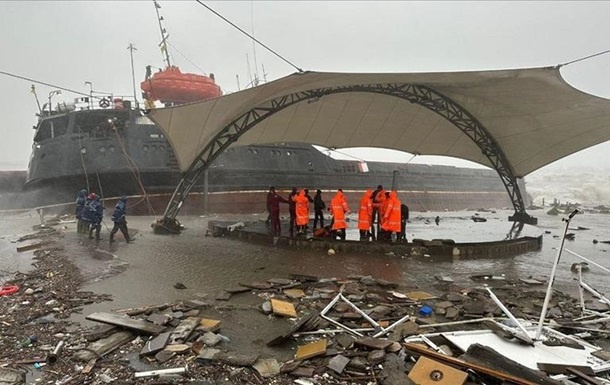Шторм в Черном море: у побережья Турции затонуло судно