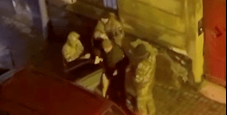 Во Львове очередной скандал с участием ТЦК: мужчину "запаковали", а у женщины выбили из рук телефон