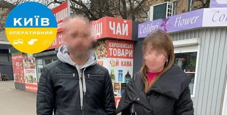 В Киеве возле супермаркета мужчина приковал себя к незнакомой женщине наручниками