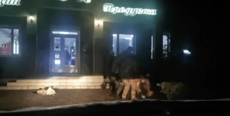 Вийшов із магазину та нарвався на ТЦК: у Дрогобичі військовий повалив на землю цивільного