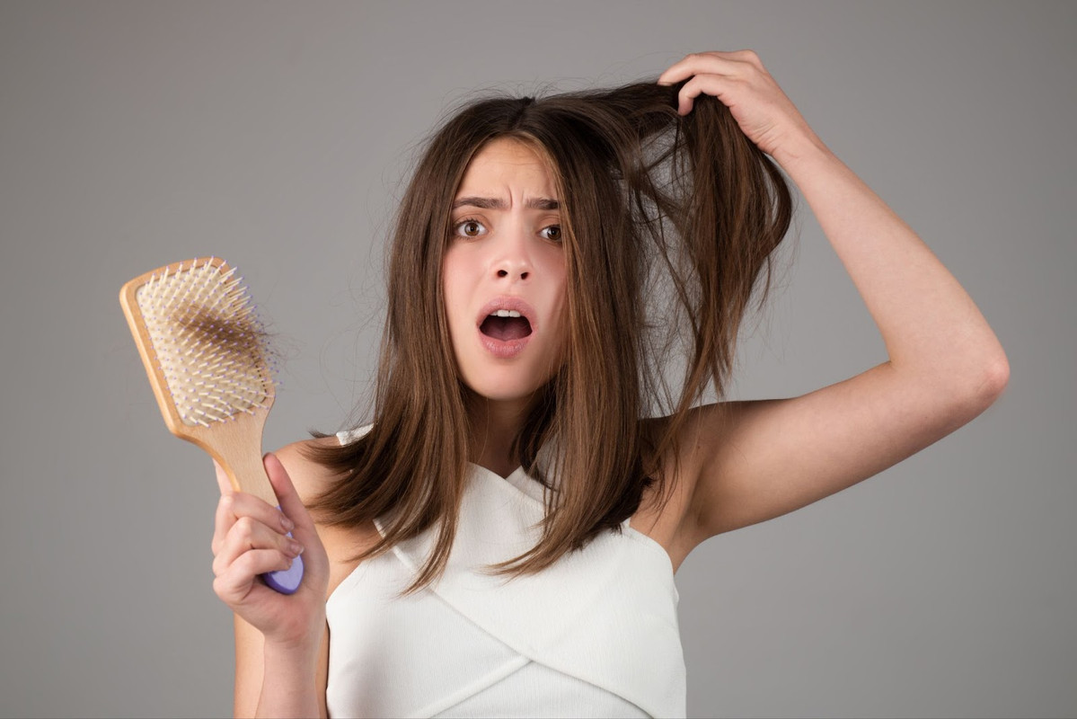 Сезонне випадіння волосся: як зміцнити корені та зберегти густоту