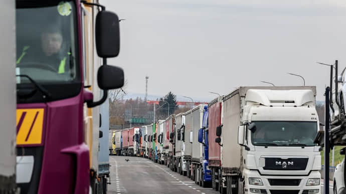 Україна має намір евакуювати водіїв, які застрягли на кордоні з Польщею
