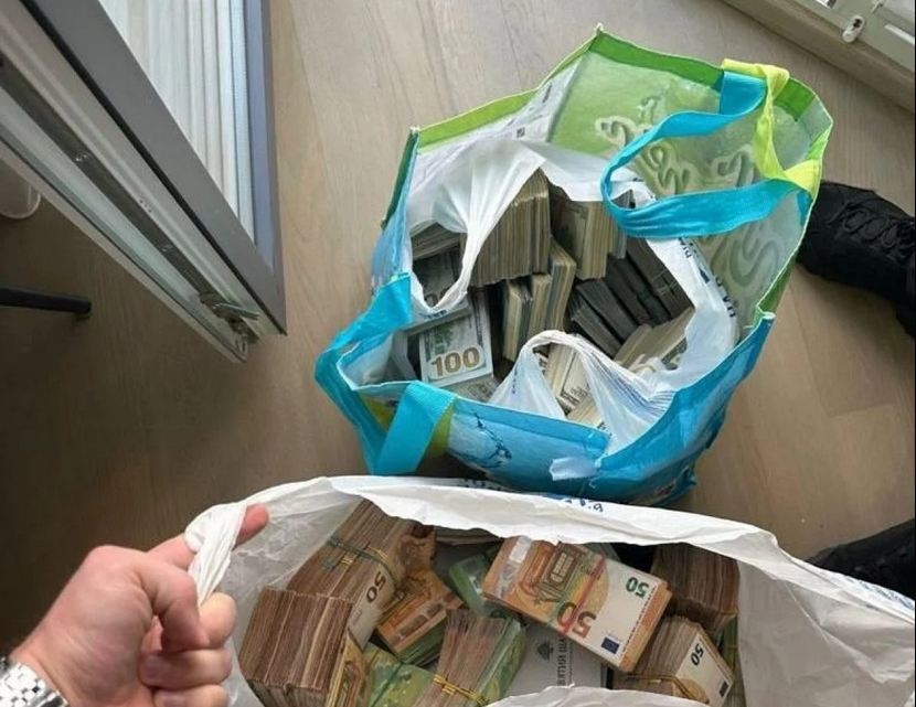 Депутат Ривненского облсовета хранил коллекцию пакетов, набитых валютой