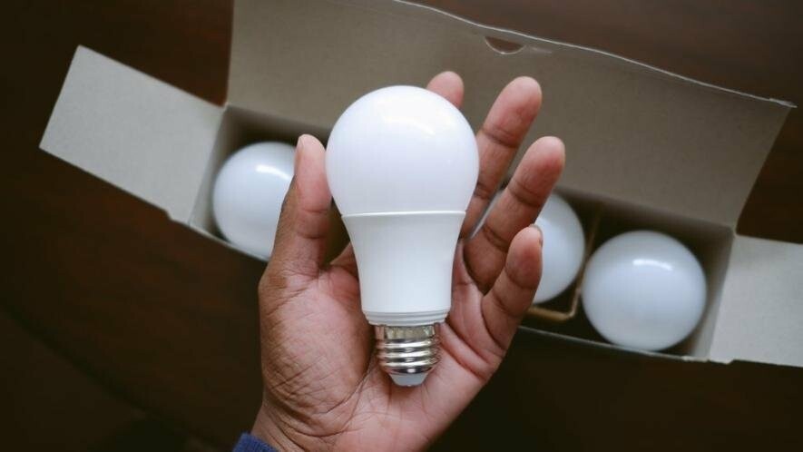 Кожен пенсіонер може отримати по 5 енергоефективних лампочок