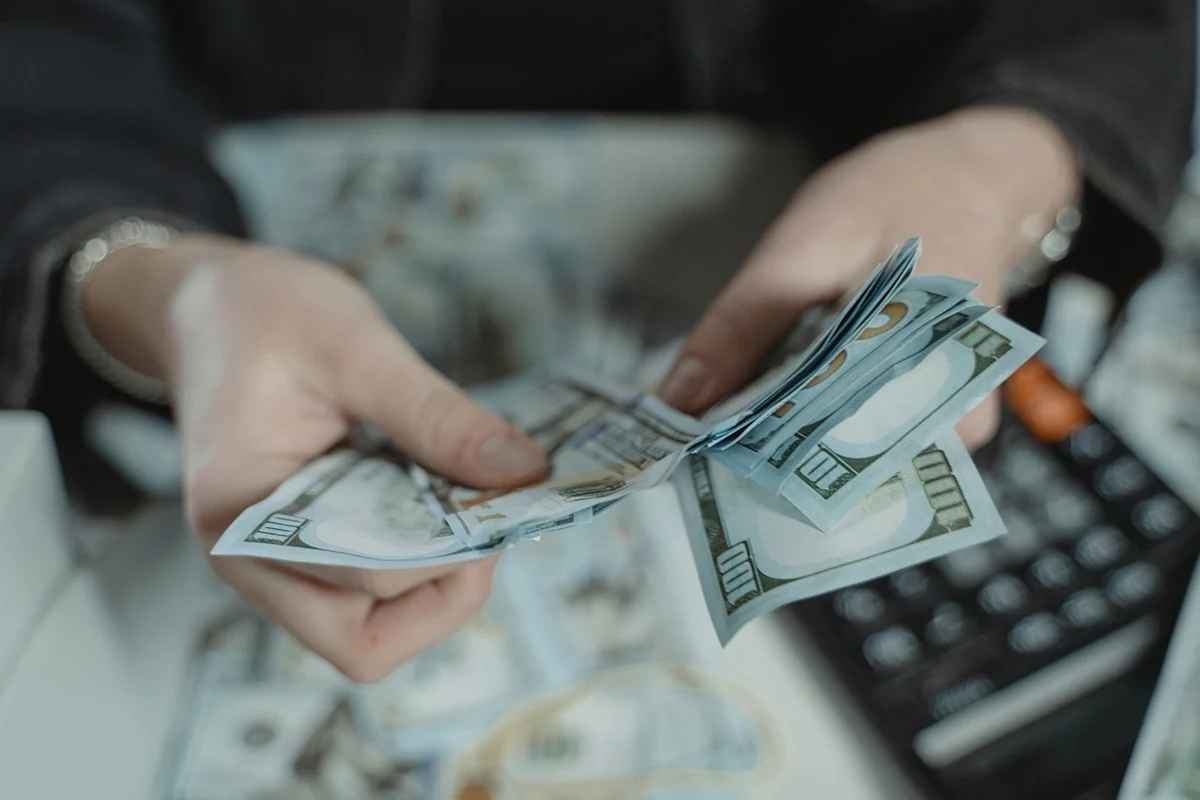 Фальшивые доллары: в НБУ назвали купюры, которые подделывают чаще всего