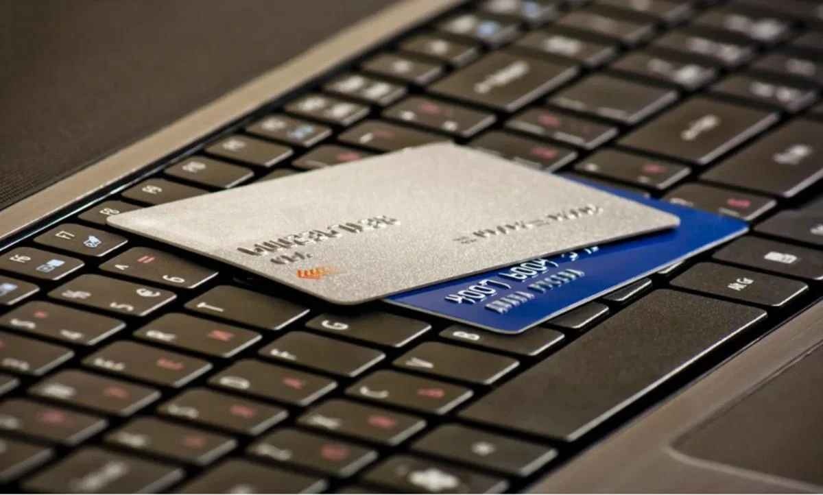 Оплата карточками: сколько денег украинцы тратят в магазинах и онлайн