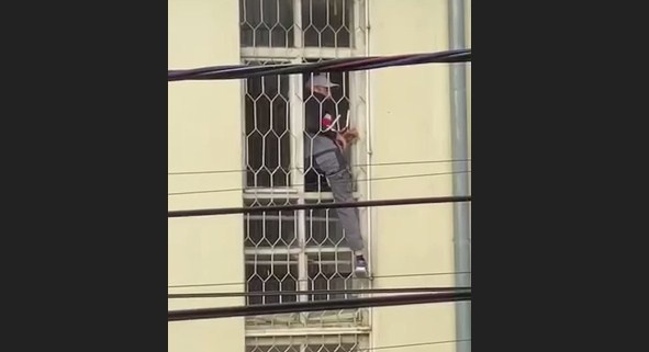 В Мукачево мужчина сбежал от военкомов через окно на втором этаже