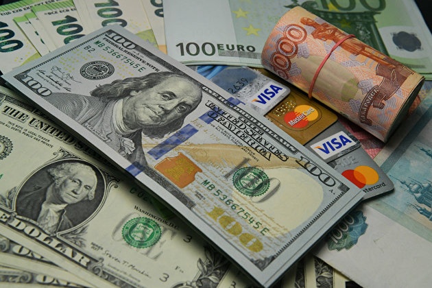 Курс валют в обменных пунктах: сколько стоят доллар и евро