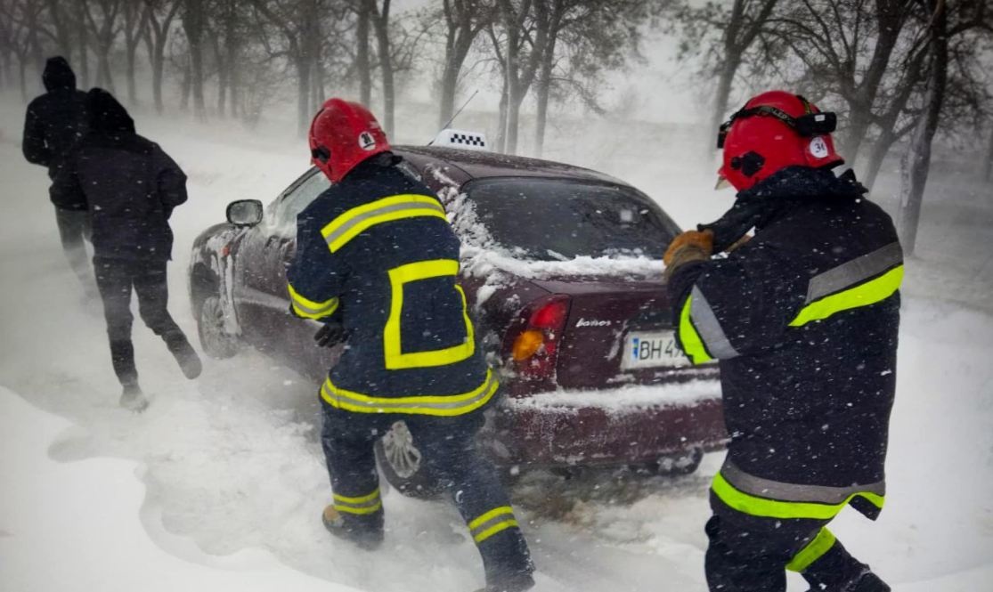 Снігопади та хуртовини: у ДСНС розповіли, що повинні мати з собою водії
