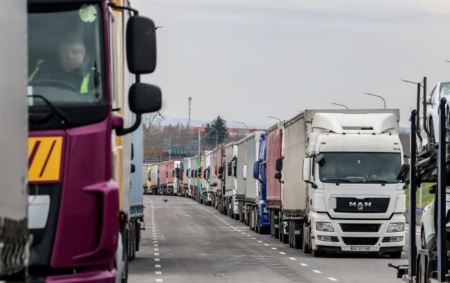 Словацькі перевізники розблокували рух вантажівок на кордоні з Україною - ДПСУ