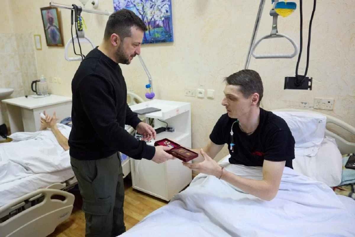 Зеленский посетил раненых украинских защитников в госпитале