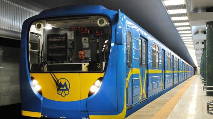 В Киеве надолго ограничат движение по синей ветке метро: названа причина