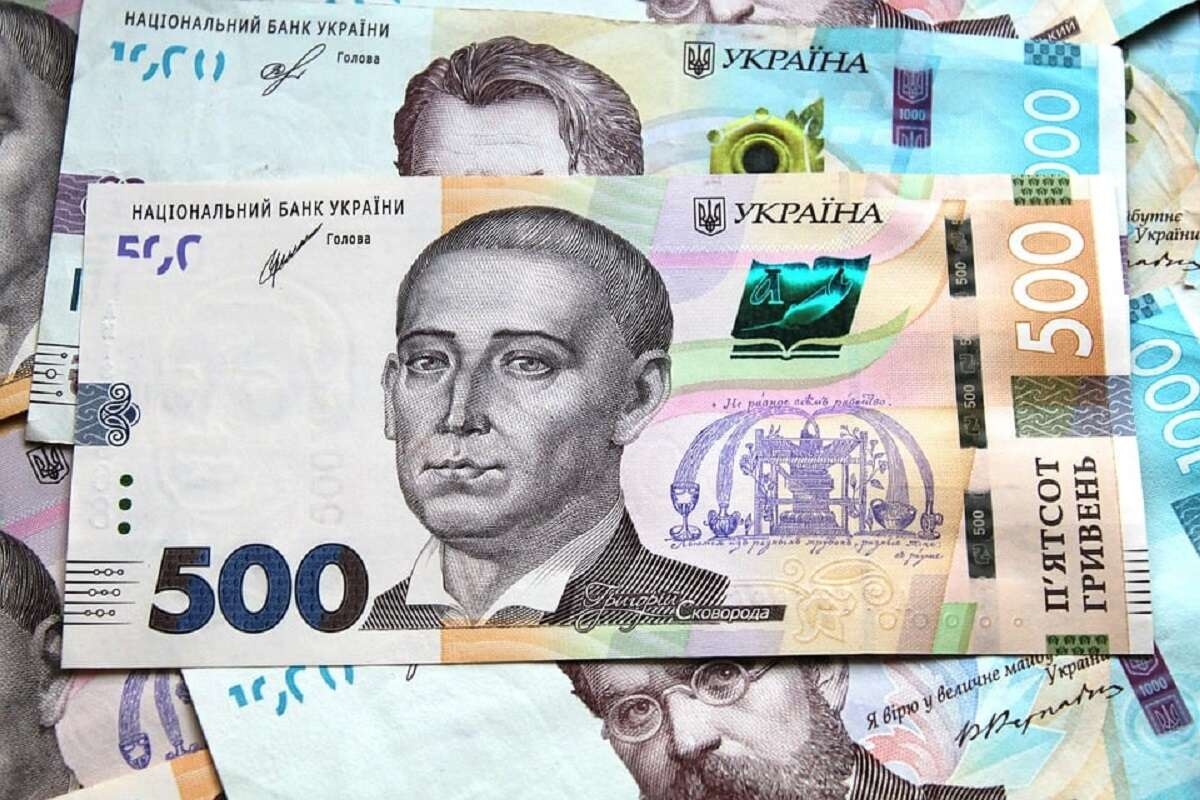 Зростання податків та падіння гривні: чим загрожує Україні згортання зовнішньої допомоги