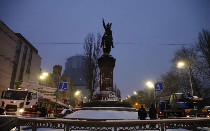 В Киеве с ночи демонтируют коммунистический памятник: что происхдит