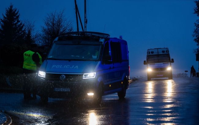 Микроавтобус с украинцами столкнулся со стоящим в очереди на границе грузовиком: один человек погиб
