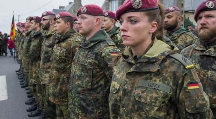 Сколько поляков и немцев готовы защищать свои страны: неутешительный результат опроса