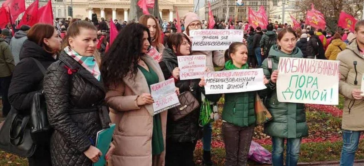 Больше не "хорошие девочки": в России движение жен мобилизованных радикализируется