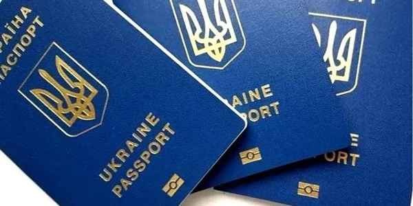 "Ухилянти" за кордоном: близько 850 тисяч українських чоловіків ризикують залишитися без паспортів
