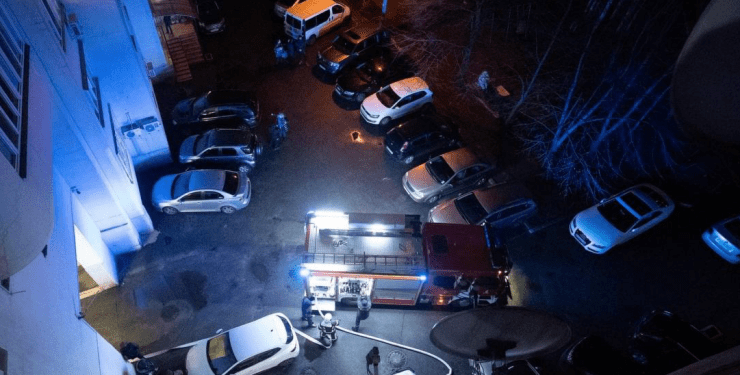 Пожар в киевской квартире: мужчина выпрыгнул с 14 этажа, в соцсетях говорят об умышленном поджоге