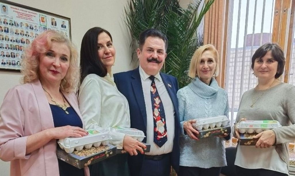 В России депутат к Новому годому дарил коллегам яйца