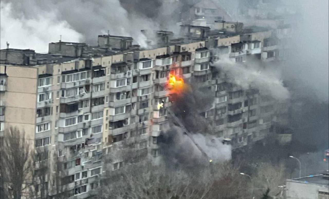 Обломки ракет на домах и отключение света в Киеве: что известно о последствиях российской атаки
