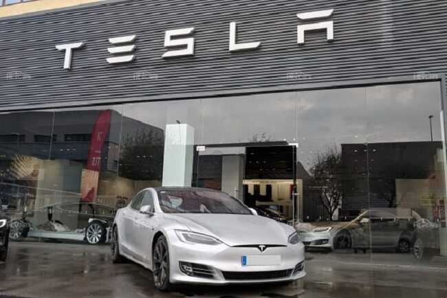В Киеве после "прилета" горел автосалон Tesla, - СМИ