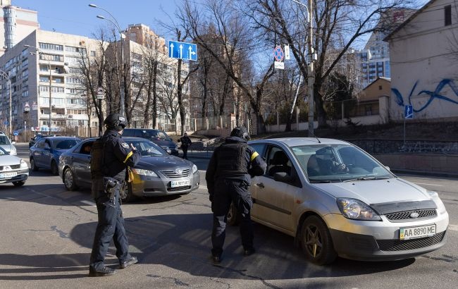 Полиция опровергает информацию, что занимается раздачей повесток на блокпостах Киевской области