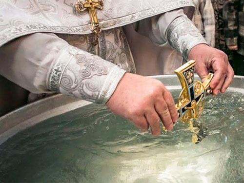 Куди подіти стару святу воду: у церкві дали відповідь
