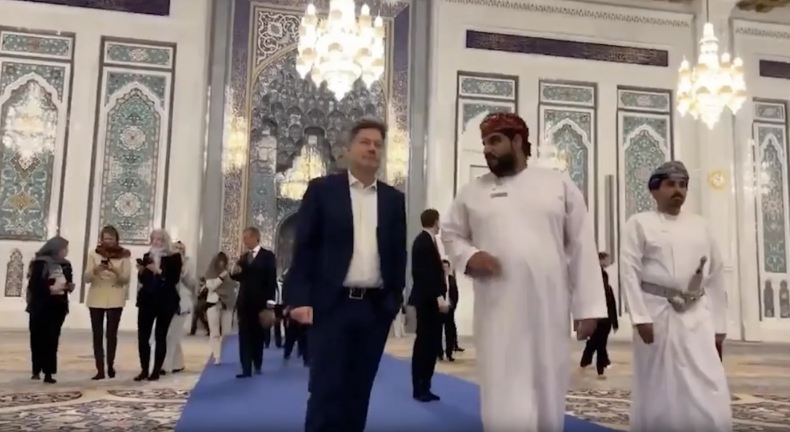 Вице-канцлер Германии в Омане разулся в мечети и попал в конфуз
