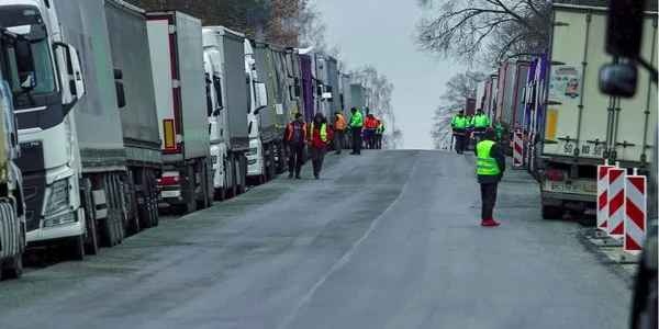 Стоять сотні вантажівок: у ДПСУ розповіли, яка ситуація на кордоні України та Польщі