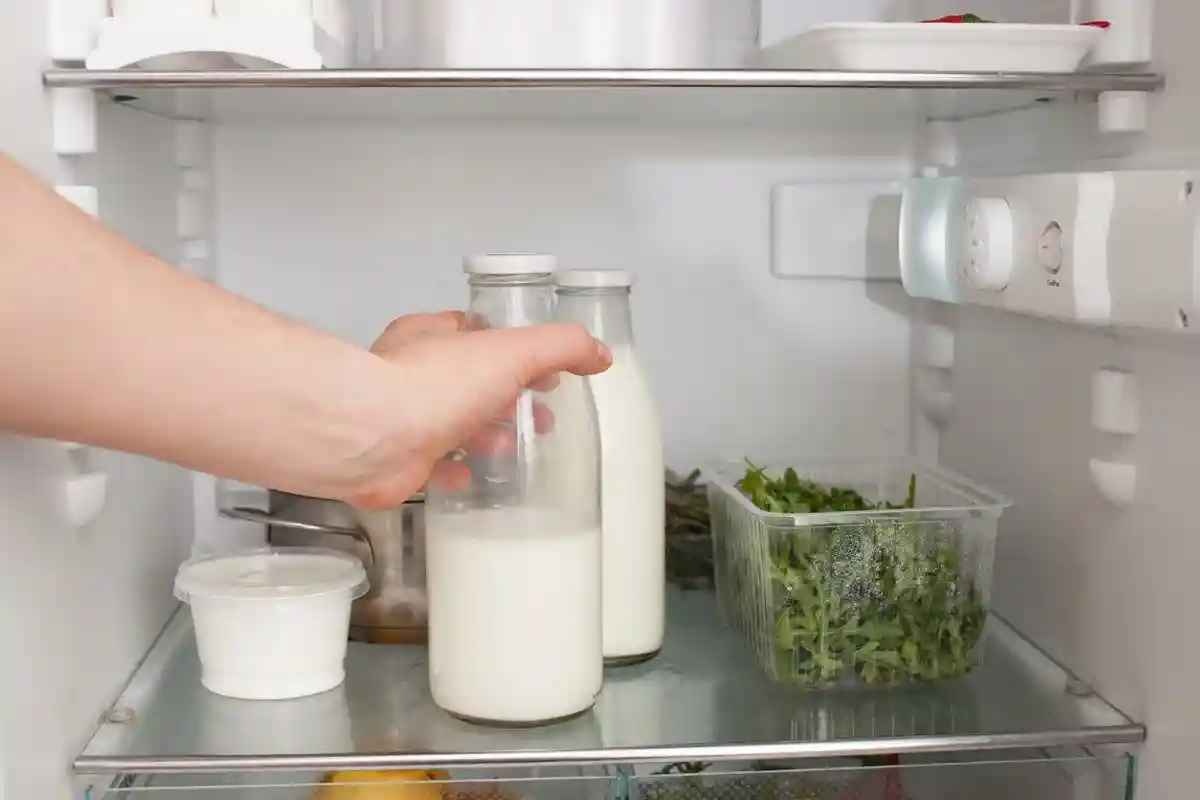 Робити цього не варто: чому не можна зберігати молоко у дверцятах холодильника