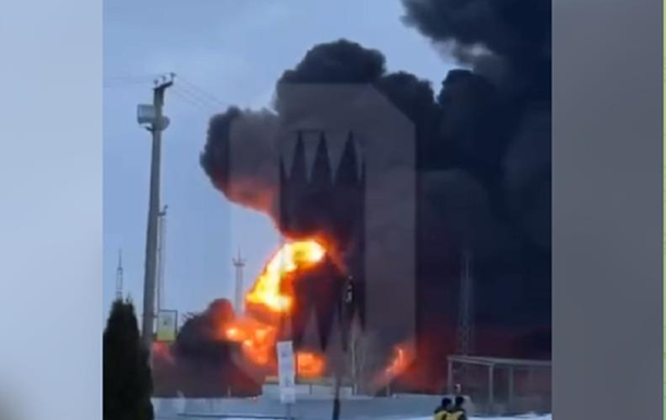 В Брянской области РФ произошел мощный пожар на нефтебазе