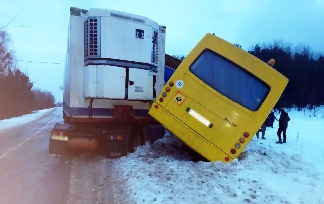 Под Черниговом произошло ДТП с участием грузовика и школьного автобуса