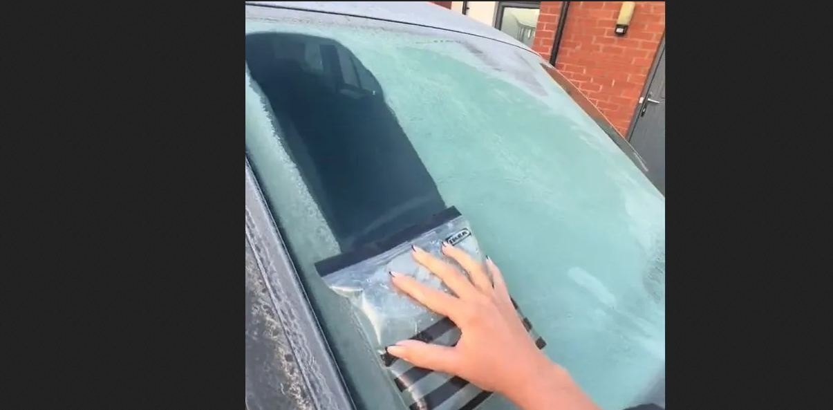 Очистка лобового стекла от льда: популярный лайфхак может серьезно его повредить