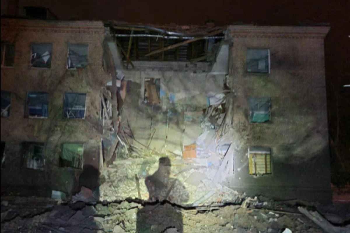 В Харькове из-за ракетной атаки разрушен подъезд жилого дома