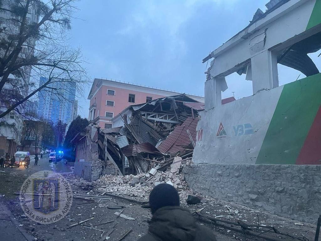Ракетный удар по Киеву: в Соломенском районе обломки ракеты разрушили здание
