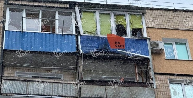 В Кривом Роге из РПГ обстреляли многоэтажный дом, повреждены окна в трех квартирах
