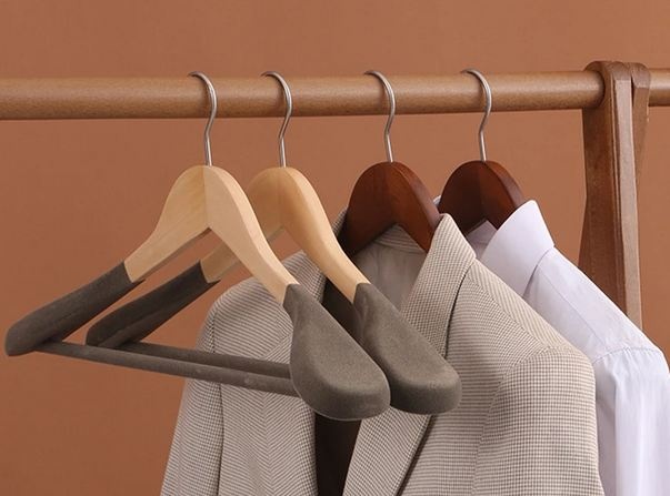Как заставить одежду держаться на вешалках: 5 простых решений