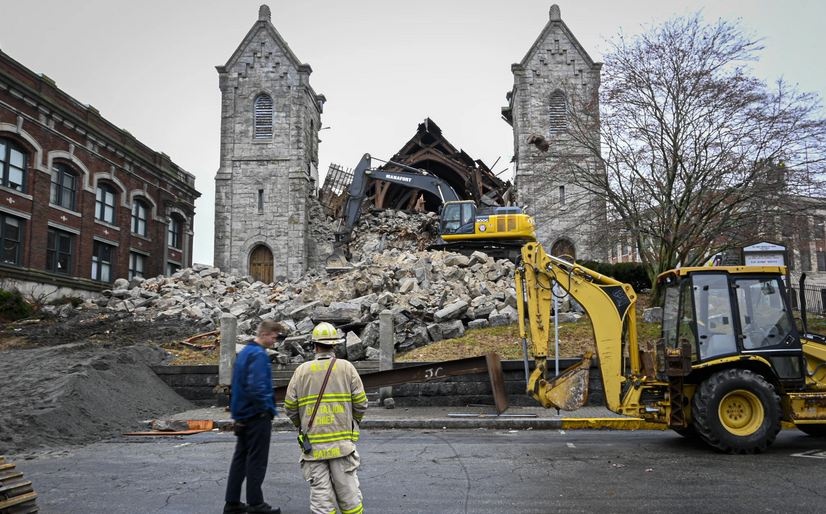 Старая церковь неожиданно рухнула: момент попал на уличную камеру