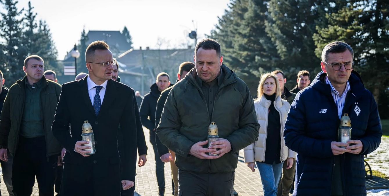 "Життя можна врятувати лише миром": глава МЗС Угорщини візит до України розпочав із цвинтаря