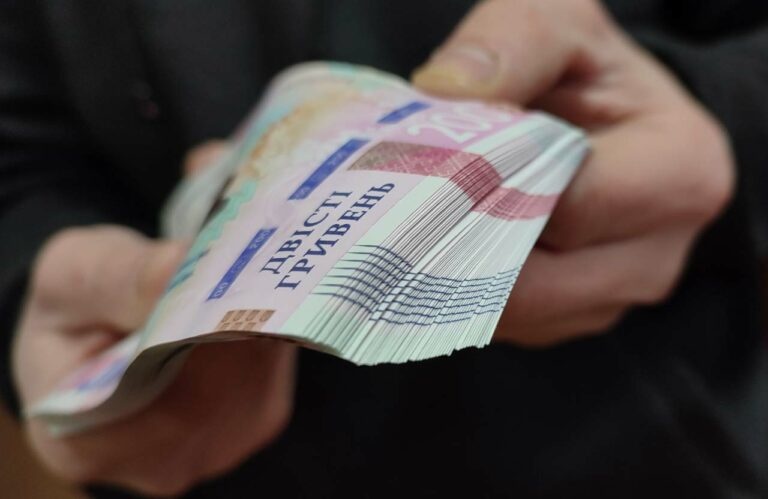В НБУ прогнозируют рост зарплат украинцев в этом году: сколько денег добавят