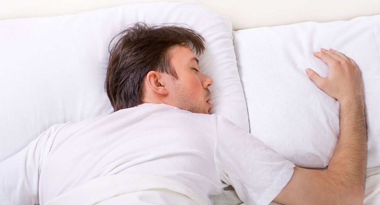 Почему человек дергается во сне: врач объяснил это странное явление