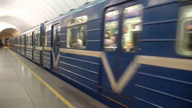 В Киеве подростки залезли в кабину машиниста поезда метро во время движения: инцидентом занялась полиция