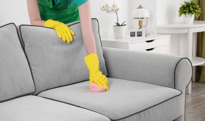 Как привести в порядок очень грязный диван: простой способ